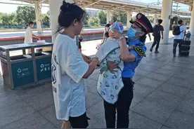 女列车长抱起娃 让单亲妈妈吃上饭图片