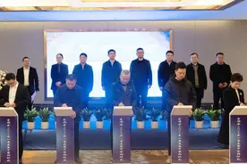 从一场签约，看富顺吹响拼经济搞建设“冲锋号”，力撑自贡全年GDP突破两千亿大关的谋与动图片