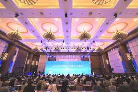 在郑州打开网络文学新世界图片