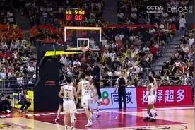八强战火力全开！华南虎20分大胜广厦，季后赛开门红图片