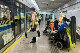 地铁里的人情味：一站接一站的暖心故事图片