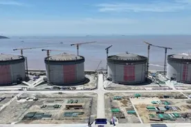 四罐成功升顶！上海LNG站线扩建项目储罐主体基本完工图片