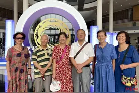 从黑白显像管到柔性弯曲屏，老“红光人”见证显示产业“追光路”图片