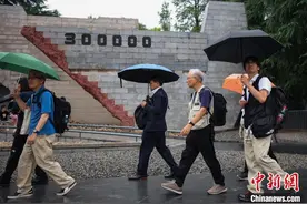 日本“和平之旅访华团”走进南京追寻历史真相图片