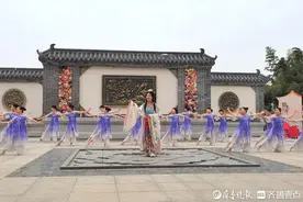千名学生汉服雅聚，点亮曹州百花园清明盛景图片