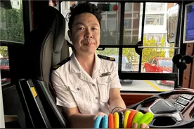 重阳敬老情  青岛温馨车厢暖人心图片