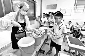 校外供餐中小学校实现“桶餐到班”图片