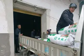 湖北联通驻村工作队田间地头助力备战春耕图片