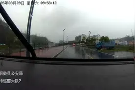 “快救他，人要漂走了！”生死瞬间，民警纵身一跃跳河救人→图片