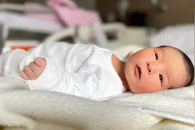 首例通过突破性生育技术受孕的婴儿诞生图片