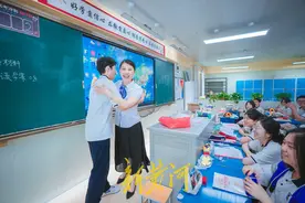 直击高考前最后一课，这些瞬间又暖又燃 | AI播泉城图片