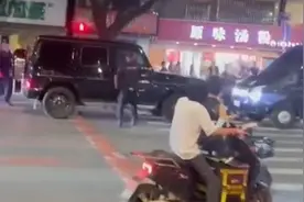 大G车主疑似酒驾冲撞特警车辆，知情人：路口绿灯20多分钟不走，睡着了视频封面