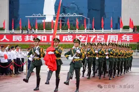 立正！升国旗、奏国歌图片