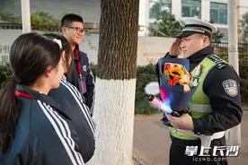 双向奔赴的温暖！小学生给芙蓉交警送上鲜花和贺卡图片