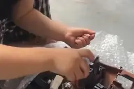 拍客丨有爱奶爸将女儿带在身边，边修车边带娃：不想让她成为留守儿童图片