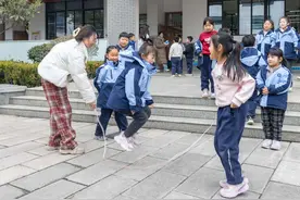 课间15分钟大变身，沈括小学伢儿们的校园生活更精彩图片