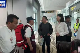 中国云南37人救援医疗队抵达缅甸仰光 为首支抵达的国际救援队图片