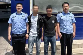 为博取流量，两男子自导自演“约架互砍”直播被行拘，账号被封图片
