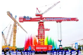 中国铁建参与研制的全球最大塔机下线图片