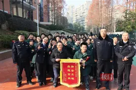 湖北咸宁一学生放学路上捡到手机交给警方，民警和失主进校给他送“大礼包”图片