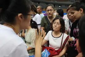 人头攒动！济南中招会近百所学校现场支招填报图片