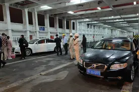 广东湛江徐闻港一客滚船装载时小汽车冒烟，官方：无人员伤亡图片