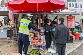 长白交警走村串巷 “敲门”入户 逛市场 让“美丽乡村行”交通安全宣传接地气、贴民心图片