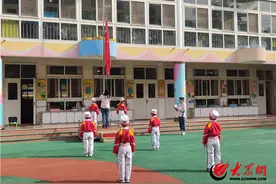爱国旗 爱祖国——潍坊诸城市实验幼儿园举行升旗仪式活动图片