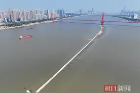 长江武汉段水位走低，江底都露出来了图片