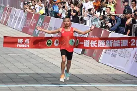 【相约贵马 奔跑之约】 2小时20分33秒！贵州选手岑万江成功卫冕全马男子组冠军图片