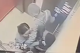 传单被撕，女服务员怒掐男孩脖子3次？警方介入图片