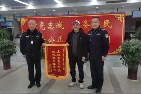 宜昌车管所优质服务获暖心市民送锦旗图片