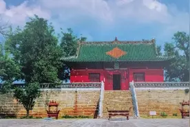 微山明代伏羲庙和十二根宋代石柱图片