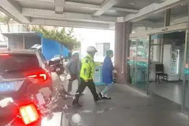 李沧交警紧急护送一断指伤员前往971医院就医图片