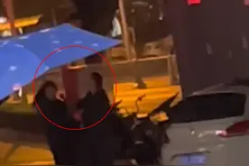 四川乐山男子路边狂扇女子头部还辱骂拍摄者，附近居民：两口子吵架图片