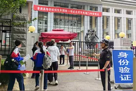 北京高考首日家长雨中送考，老师叮嘱考生“钥匙手机别带进考场”图片