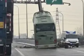 上海突发！大巴车猛烈撞击，龙门架被撞倾斜……图片