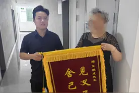 “快救我妈妈……”听到小女孩呼救，正在江边散步的辅警冲过去跳江救人图片