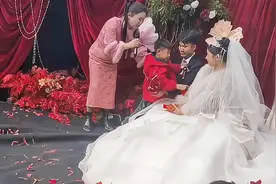 爸爸再婚男孩给新妈妈磕头 全场泪崩：瞬间破防，让人触动图片