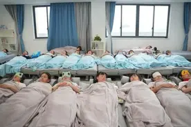 浙江多地中小学实行“午休躺睡”图片