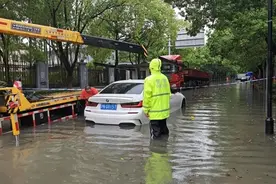 受台风“普拉桑”影响，上海早高峰部分道路积水，交警全力保畅通图片