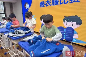 叠衣服、黄瓜拼盘、缝制布艺笔筒……小学劳动技能大赛趣味十足图片