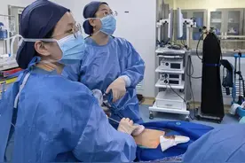 少女突发腹部剧痛，微创手术保卵巢图片