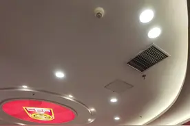 大战在即！一起来看看国足更衣室，球员位置上写着小朋友的祝福图片