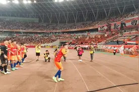 “我们是一家”！超燃的球员谢场，北看台青年是这样与球员互动的图片
