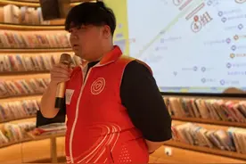 樱花季 越江湖｜“00后”连当三年汉马志愿者，“要把武汉的热情带给全国跑友！”图片