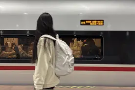 2025年深圳铁路春运首趟夜间高铁开出图片