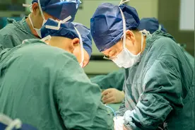 女子发现腹部肿瘤没在意，半年快速增至22斤险致命图片