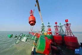 莱州湾海域更新航标 保障冬季航海安全图片