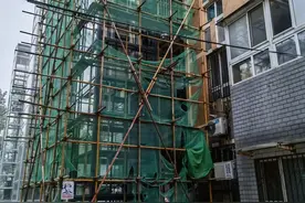三年仍未完工，到处挖坑管线暴露！北京这小区加装电梯患上“拖延症”？图片